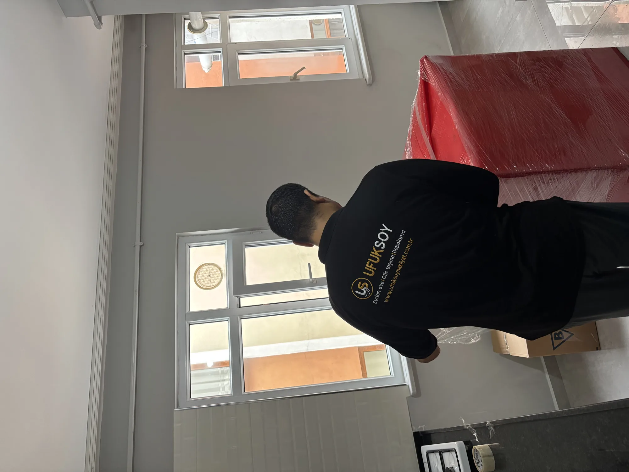 Ufuksoy Nakliyat ekibi ev içinde eşya paketleme